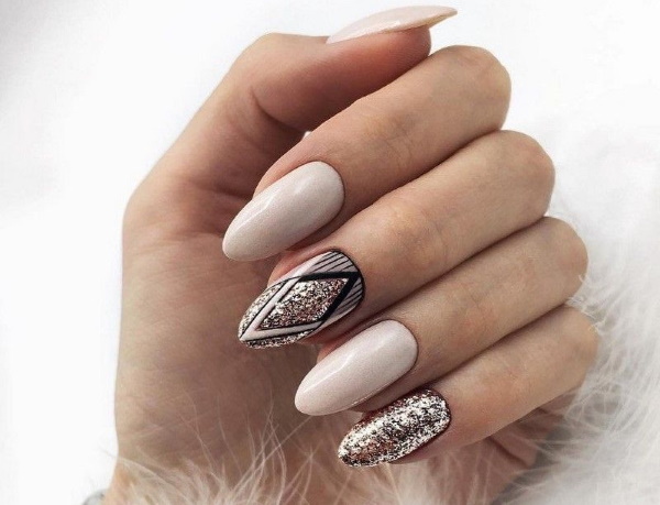 As unhas são afiadas. Design, novidades, tendências da moda. Fotos, ideias com estampas, strass, brilhos, goma laca