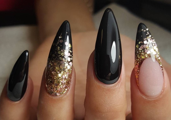 Les ongles sont pointus. Design, nouveautés, tendances de la mode. Photos, idées avec motifs, strass, paillettes, gomme laque