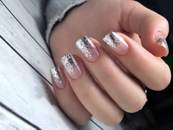 Manucure transparente avec des paillettes pour des ongles courts et longs, des pointes. Une photo