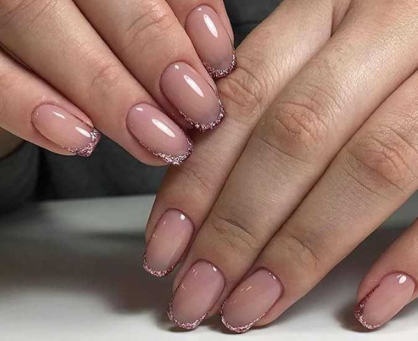 Manicure transparente com brilhos para unhas curtas, compridas, pontas. Uma foto