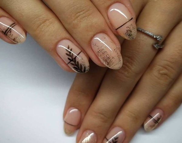 Manucure transparente avec des paillettes pour des ongles courts et longs, des pointes. Une photo