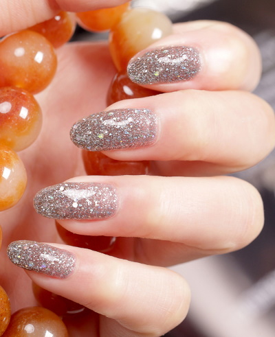 Manucure transparente avec des paillettes pour des ongles courts et longs, des pointes. Une photo