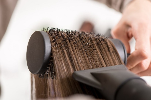 Corte de cabelo para rosto fino e alongado, cabelo fino com testa alta para mulher. Uma foto