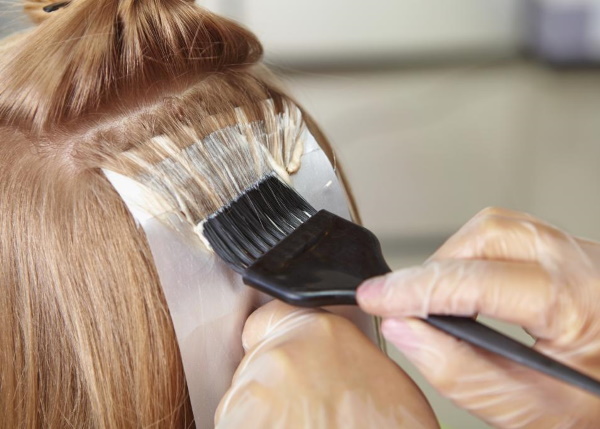 Cabelo rosa pérola. Foto em claro, castanho claro, curto, cabelo escuro, quadrado