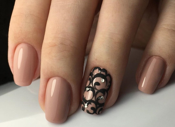 Desenho de unhas bege. Fotos, novos itens com strass, brilhos, padrões