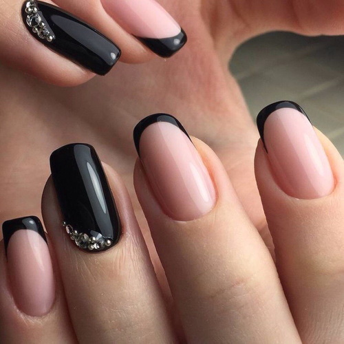 Bege com desenho de unhas pretas. Foto com um padrão, renda, fosco para unhas curtas