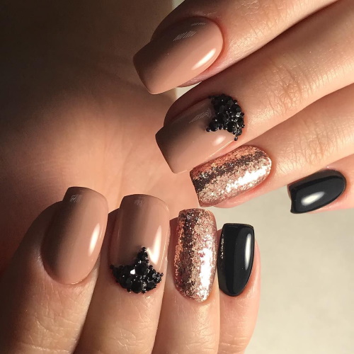 Bege com desenho de unhas pretas. Foto com um padrão, renda, fosco para unhas curtas