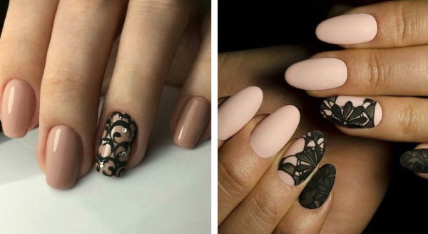 Bege com desenho de unhas pretas. Foto com um padrão, renda, fosco para unhas curtas