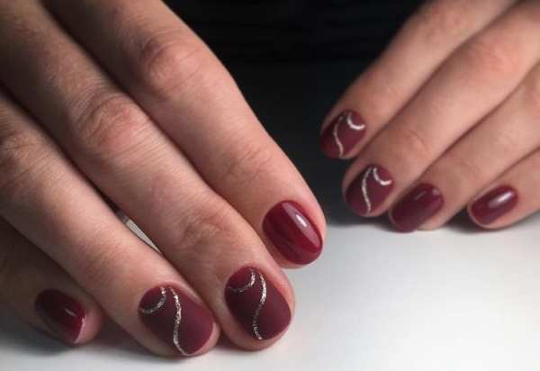 Desenho de unhas de flor de cerejeira. Verniz para fotos em gel com ouro, cristais, borboletas. Novidades na técnica de manicure