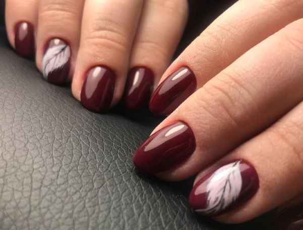 Desenho de unhas de flor de cerejeira. Verniz para fotos em gel com ouro, cristais, borboletas. Novidades na técnica de manicure