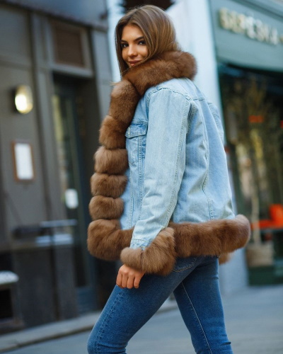 Jeans com pele para mulher, inverno, outono. Foto, o que vestir