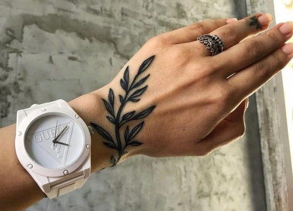 Dessins de tatouage à la main pour les filles. Une photo