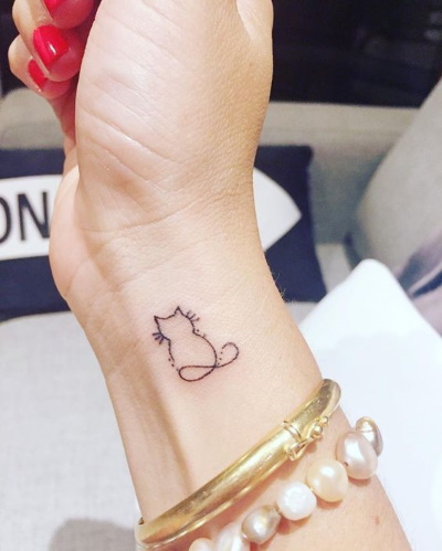 Dessins de tatouage à la main pour les filles. Une photo