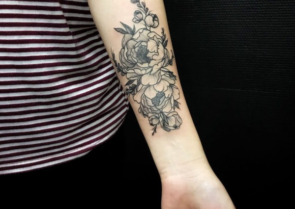 Dessins de tatouage à la main pour les filles. Une photo