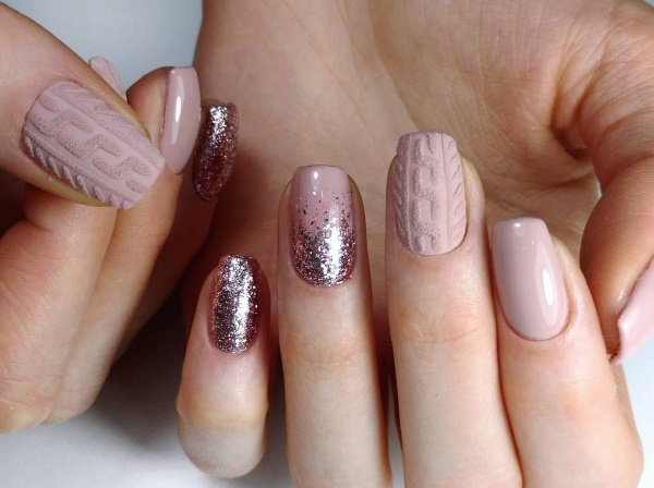 Manicure bege com brilhos, strass nas unhas curtas na base, fricção, estampa. Uma foto