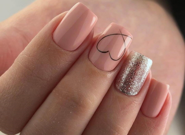 Manicure bege com brilhos, strass nas unhas curtas na base, fricção, estampa. Uma foto