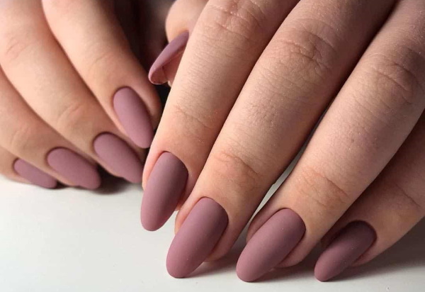 Manucure vernis gel une couleur pour ongles courts et longs. Photo, dessins de mode