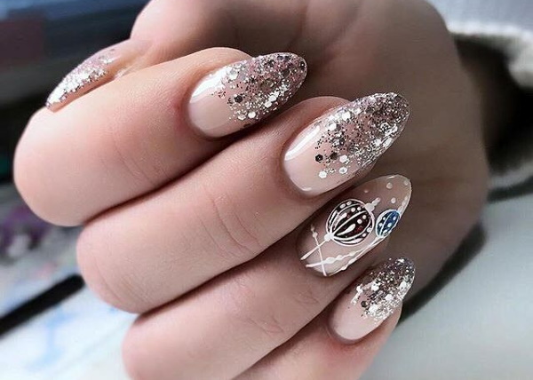 Manicure com esmalte de gel glitter. Foto de gradiente, francês