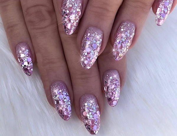 Manicure com esmalte de gel glitter. Foto de gradiente, francês