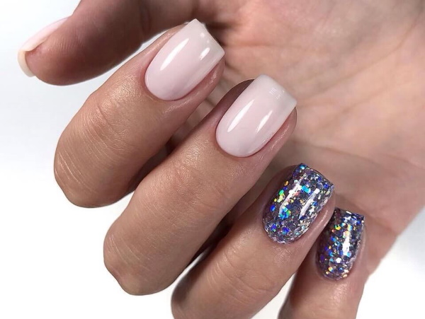 Manicure com esmalte de gel glitter. Foto de gradiente, francês