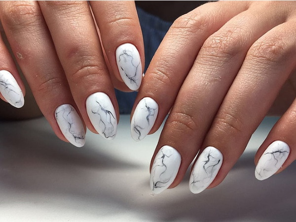 Unhas de mármore com esmalte de gel. Foto em etapas com brilhos, francês, ouro