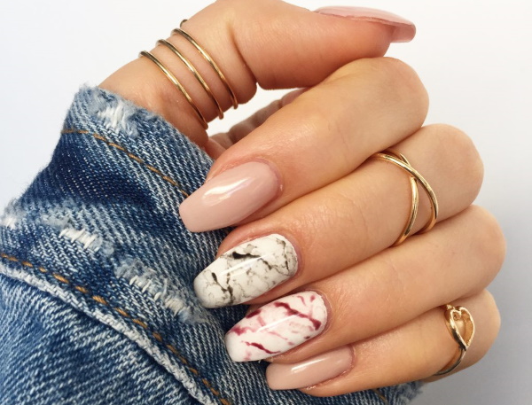 Unhas de mármore com esmalte de gel. Foto em etapas com brilhos, francês, ouro