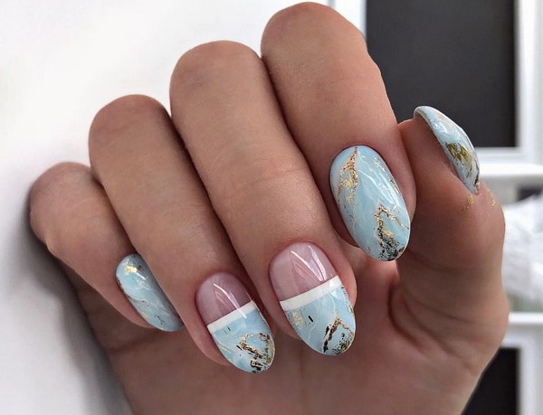 Unhas de mármore com esmalte de gel. Foto em etapas com brilhos, francês, ouro