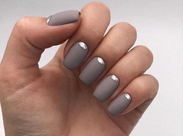 Manicure nua com design. Foto curta, unhas compridas em formato de amêndoa