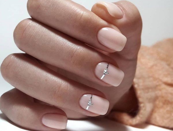 Manicure nua com design. Foto curta, unhas compridas em formato de amêndoa