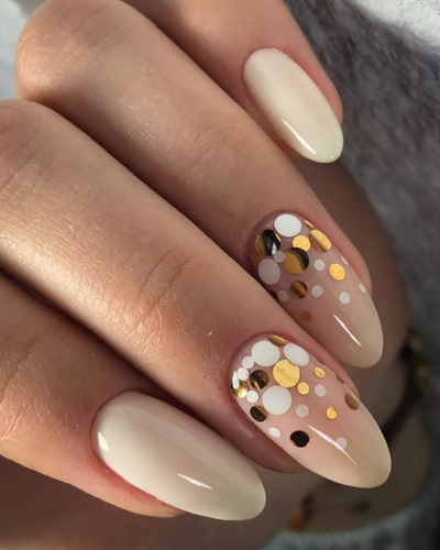 Manicure nua com design. Foto curta, unhas compridas em formato de amêndoa