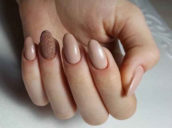 Manicure nua com design. Foto curta, unhas compridas em formato de amêndoa