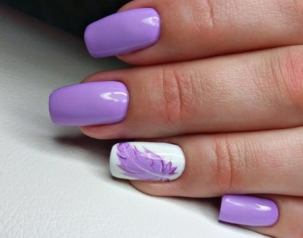 Manicure nua com design. Foto curta, unhas compridas em formato de amêndoa