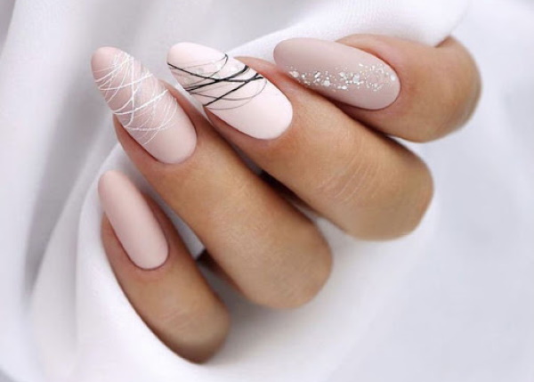 Manicure nua com design. Foto curta, unhas compridas em formato de amêndoa