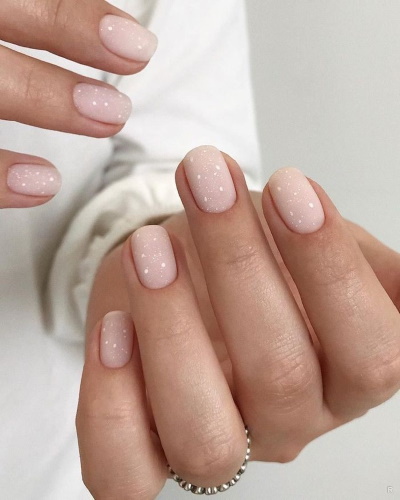 Manucure de tous les jours avec du vernis gel. Photo pour ongles courts et longs avec des étincelles, des motifs, des strass, des frottements