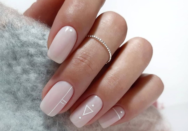 Manucure de tous les jours avec du vernis gel. Photo pour ongles courts et longs avec des étincelles, des motifs, des strass, des frottements