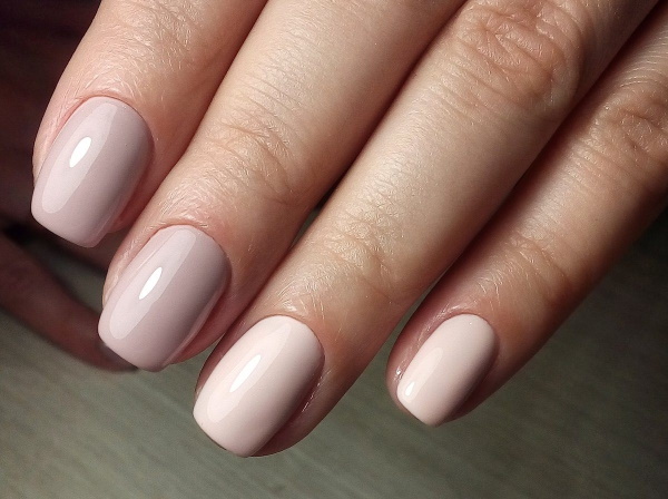 Manucure de tous les jours avec du vernis gel. Photo pour ongles courts et longs avec des étincelles, des motifs, des strass, des frottements