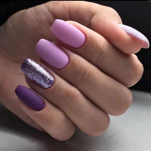 Manichiură liliacă cu design gel polish pentru unghii scurte, lungi