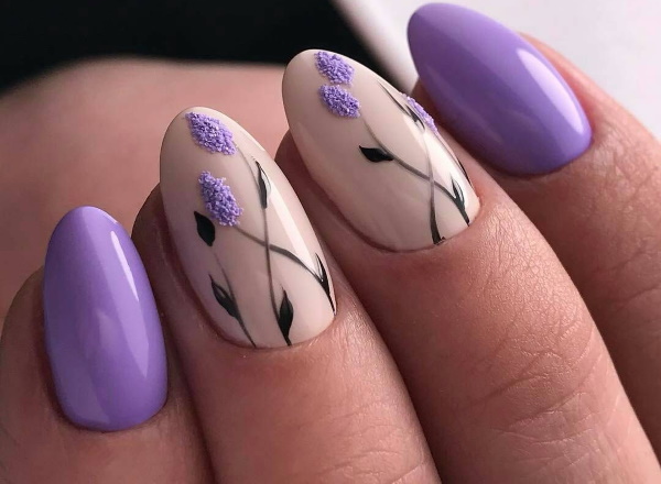 Manichiură liliacă cu design gel polish pentru unghii scurte, lungi