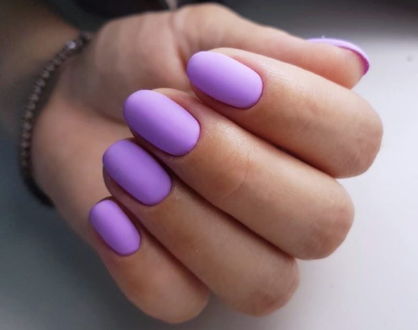 Manichiură liliacă cu design gel polish pentru unghii scurte, lungi