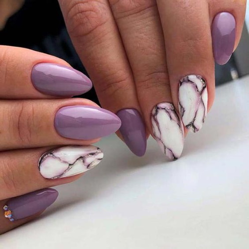 Manichiură liliacă cu design gel polish pentru unghii scurte, lungi