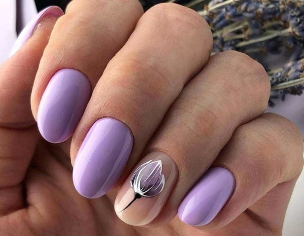 Manucure lilas avec design de vernis gel pour ongles courts et longs