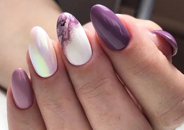 Manichiură liliacă cu design gel polish pentru unghii scurte, lungi