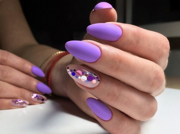 Manucure lilas avec design de vernis gel pour ongles courts et longs