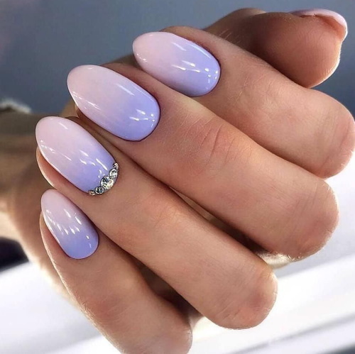 Manichiură liliacă cu design gel polish pentru unghii scurte, lungi