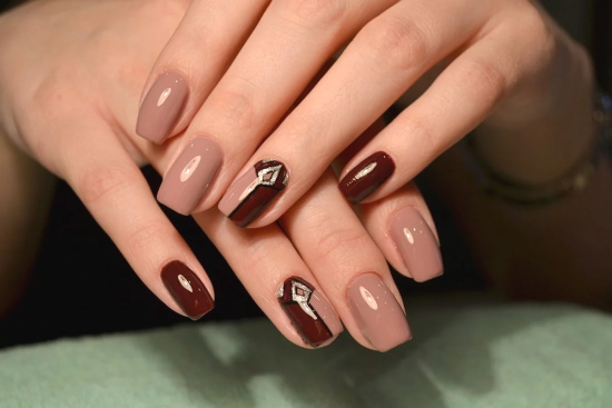 Manicure cor de vinho e bege. Foto para unhas curtas e compridas com strass, padrões, brilhos