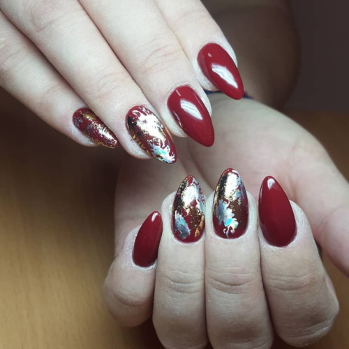 Manicure cor de vinho e bege. Foto para unhas curtas e compridas com strass, padrões, brilhos