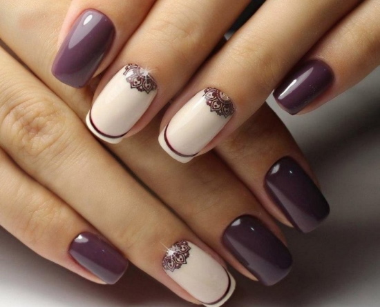 Manicure cor de vinho e bege. Foto para unhas curtas e compridas com strass, padrões, brilhos