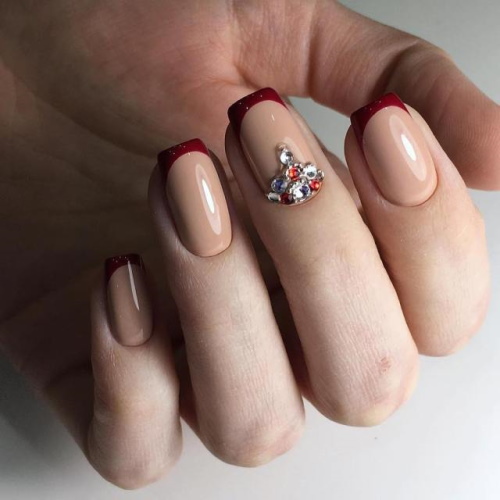 Manicure cor de vinho e bege. Foto para unhas curtas e compridas com strass, padrões, brilhos