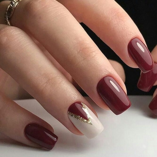 Manicure cor de vinho e bege. Foto para unhas curtas e compridas com strass, padrões, brilhos