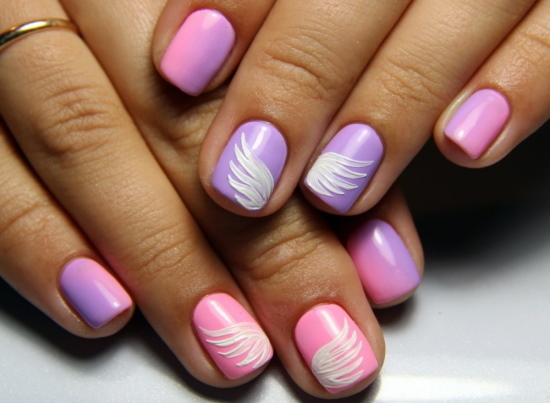 Manicure lilás com rosa, prata, com strass, vidro quebrado, gradiente